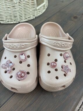 Girls size 1 CROCS Kids Metallic Pearl Pink Clogs with Pink Jibbitz Charms
